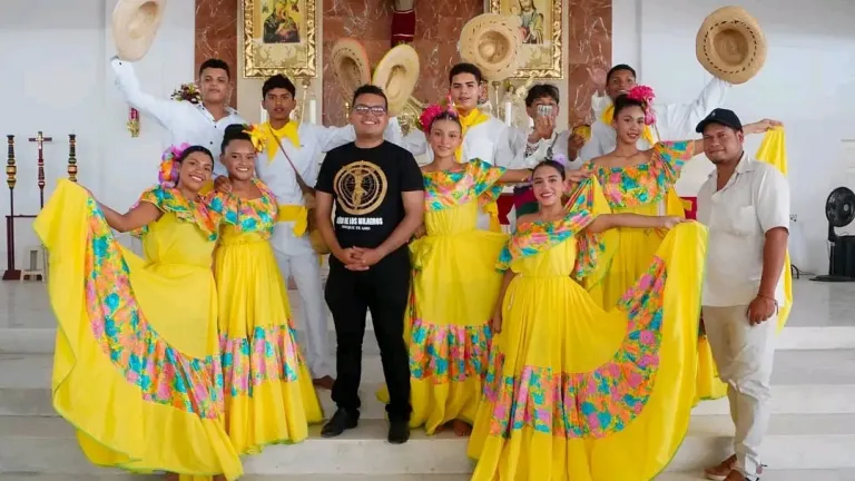 En este Día de la Danza, celebramos cada paso como un lenguaje de identidad, memoria y paz que sigue latiendo en nuestras comunidades. 