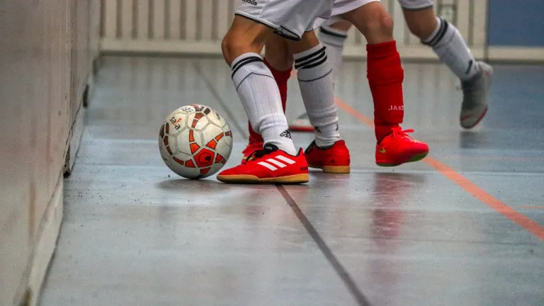 Reglas no escritas del fútbol en banquitas: tradición y diversión
