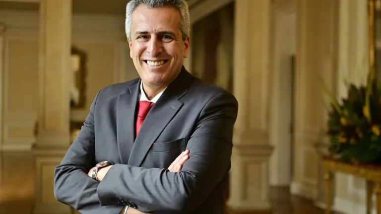 Sale Luis Fernando Velasco del MinInterior