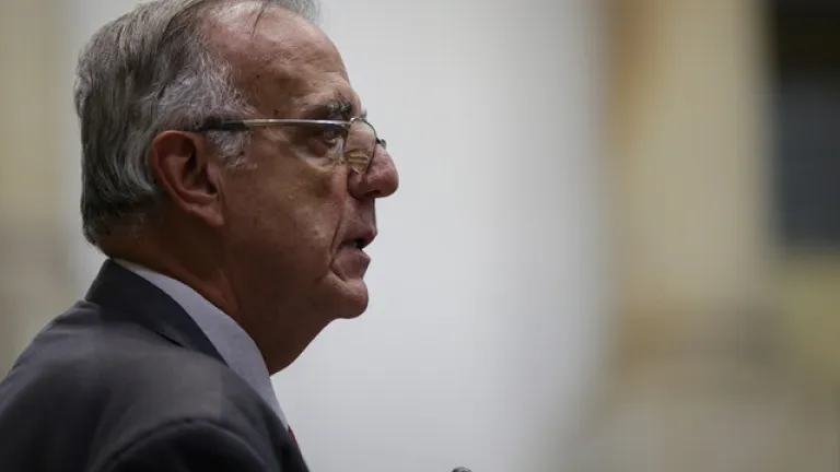 En acto público, Ministro de Defensa pide perdón por crimen de 'falso positivo'