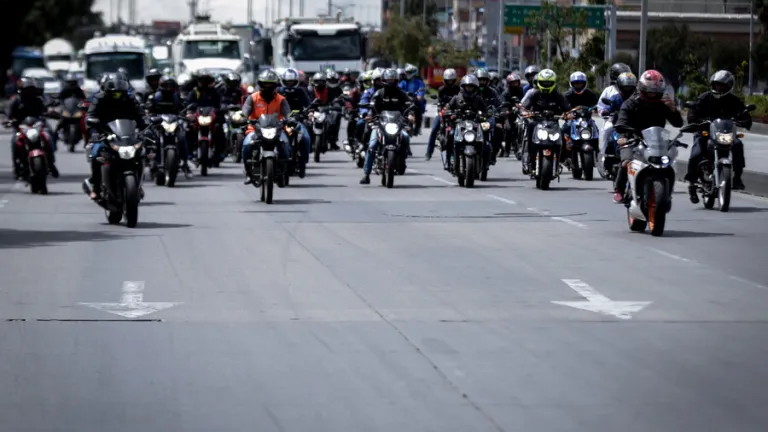 Gremios de motociclistas piden reunirse con el presidente Gustavo Petro
