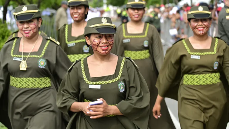 Mujeres en la Policía y las Fuerzas Militares