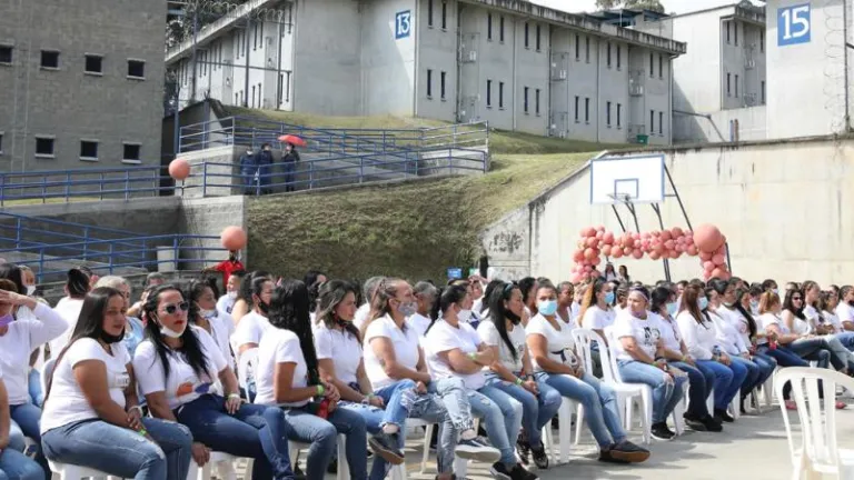 5.000 madres cabeza de familia salen de prisión: decreto del Ministerio de Justicia