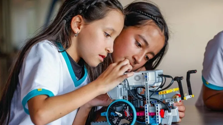 Niños y jóvenes colombianos representarán al país en la Olimpiada Mundial de Robótica