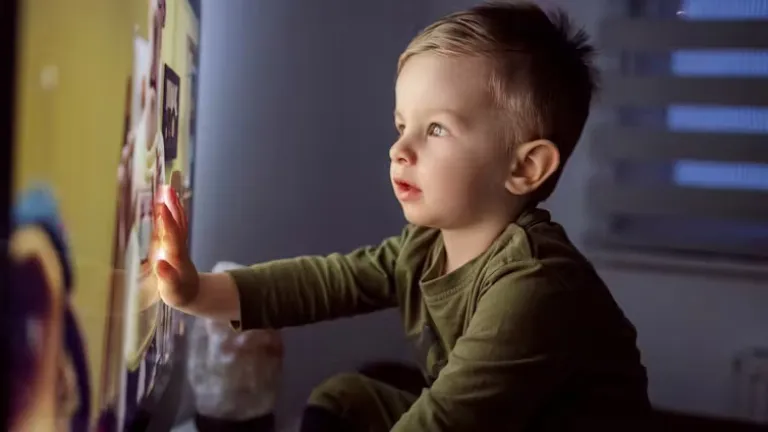 Efectos de las pantallas en niños pequeños: la importancia de lo que ven y cómo lo ven