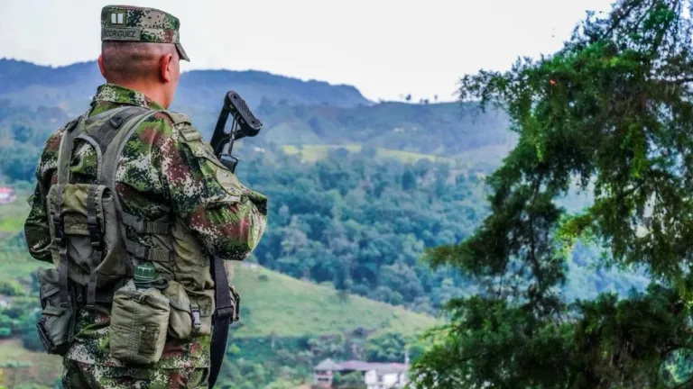 Combates entre Ejercito, Eln y el Clan del Golfo en Antioquia