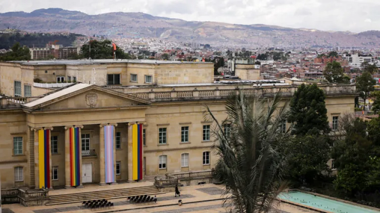 La bandera del orgullo LGBTIQ+ fue izada en la Casa de Nariño por primera vez