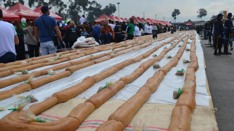 Récord Guinness en Colombia: se horneó el pan más grande del mundo