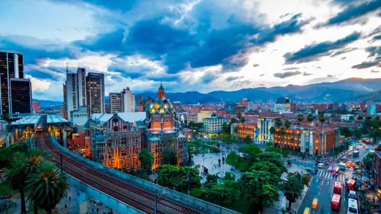 Pico y placa Medellín HOY: 19 a 22 agosto 2025 particulares y taxis