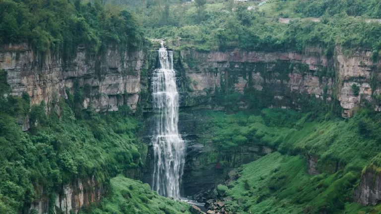 Un carro cayó al Salto del Tequendama: autoridades realizan labores de búsqueda