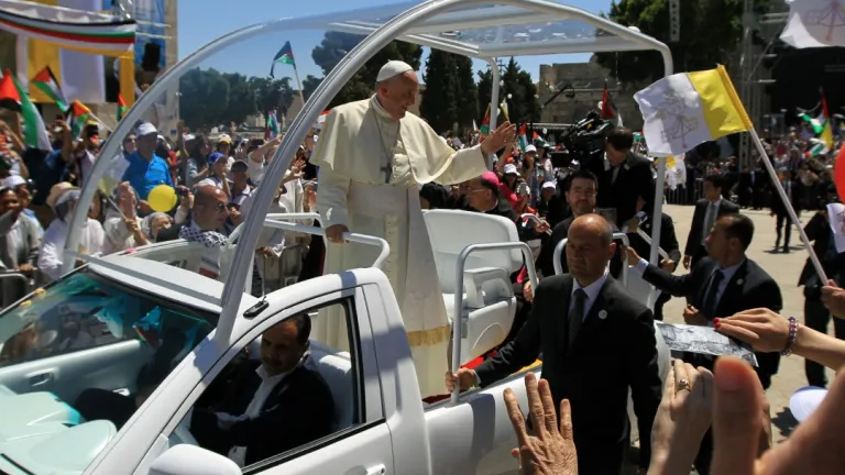 Último deseo del Papa: transformar papamóvil como clínica para niños de Gaza