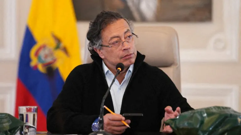 Petro defiende salario mínimo y aumento de la UPC 