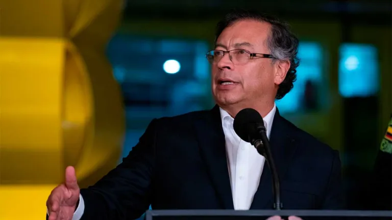 Petro pide investigar asesinato de presos colombianos en Ecuador