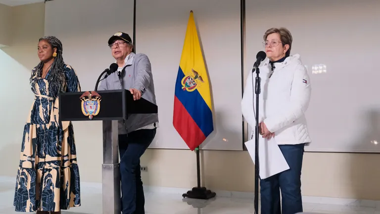 Petro celebra el aumento del salario mínimo afirmando que "recupera poder adquisitivo"