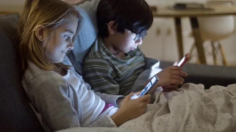 Aprobado proyecto que regula acceso de menores de edad a redes sociales