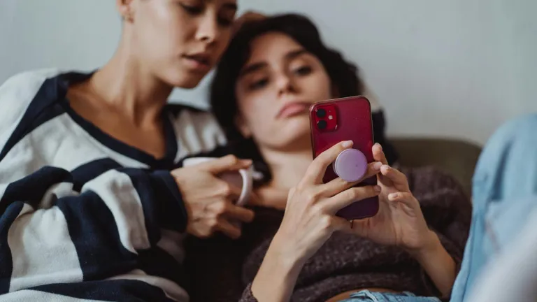 Los videos cortos se convierten en principal fuente de información de jóvenes, alerta un informe