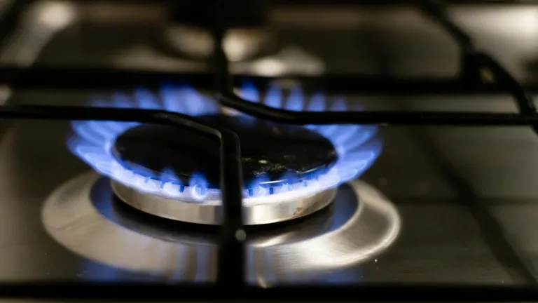 Gobierno ordena devolución en tarifas del gas cobradas desde 2023