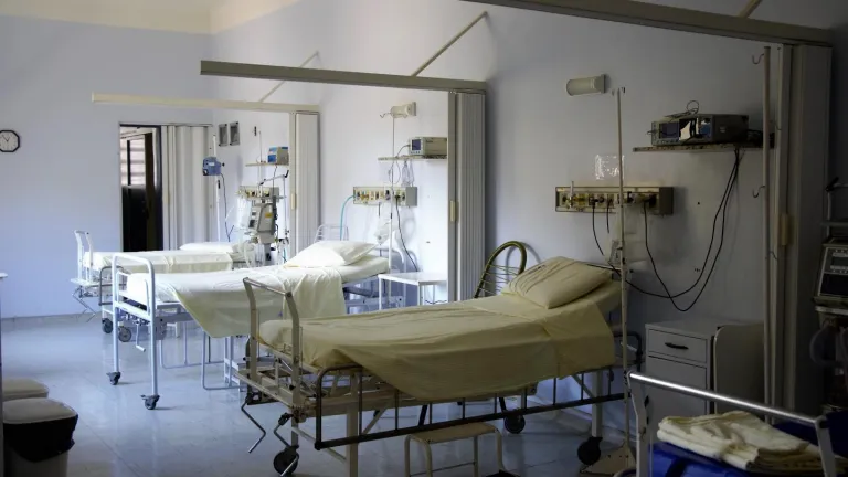 Médicos ucranianos atienden soldados rusos