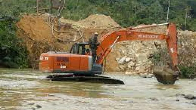 Minería ilegal en Caldas afecta río Samaná: Ejército Nacional interviene
