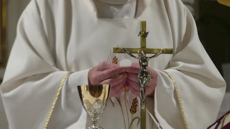 Sacerdotes portugueses abusaron sexualmente de casi 5.000 menores
