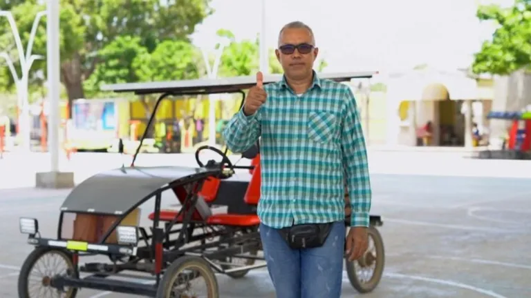 crean carro que funciona con energía solar