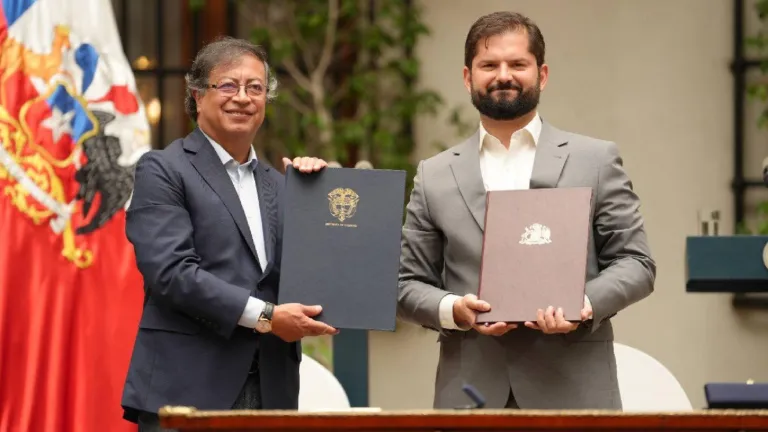 Reunión Petro y Boric: acciones de bolsonaristas en Brasil son un "inaceptable" golpe a la democracia