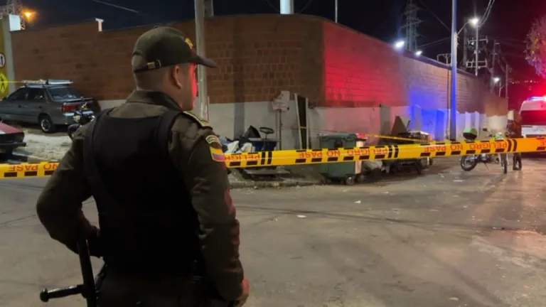 Bomba molotov deja dos policías heridos en Bucaramanga