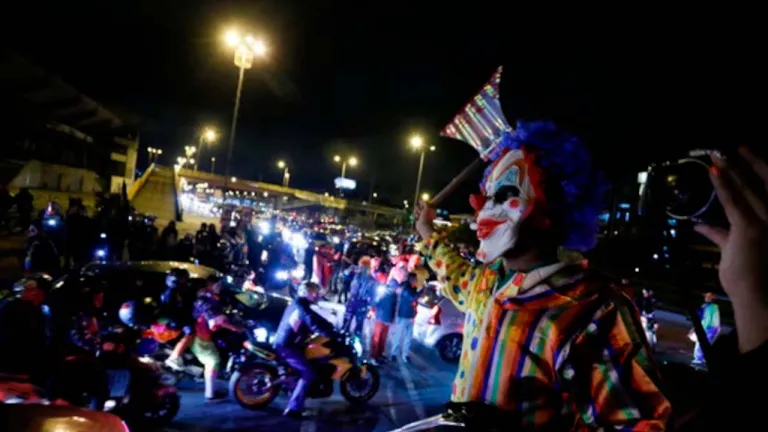 Restricción de motos en Bogotá por Halloween 2026: controles de tránsito y movilidad durante el puente festivo del 29 de octubre al 3 de noviembre.
