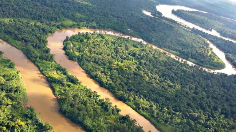 El Atrato, un río con derechos lastimados pese a histórico fallo en Colombia