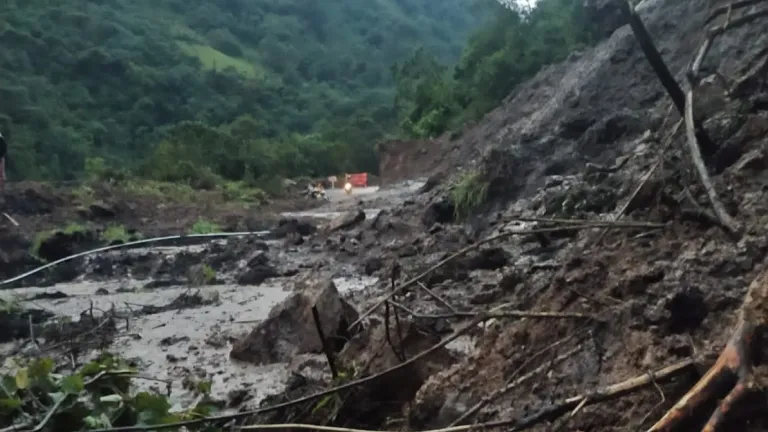 Deslizamiento causa cierre de dos vías entre Cauca y Huila