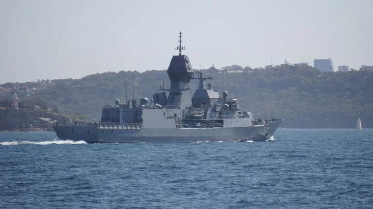 Buque de guerra ruso se hunde en el mar Negro a raíz de explosión de municiones