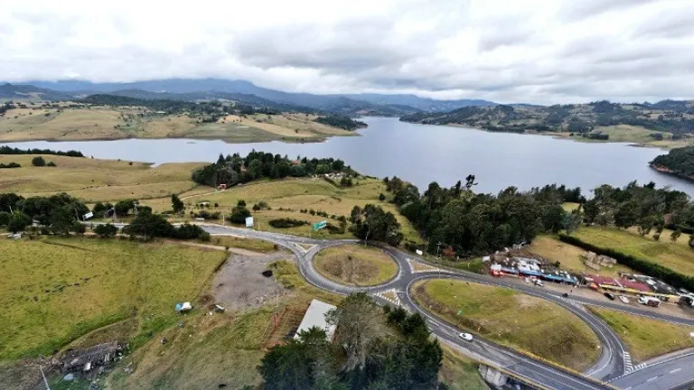 Restricción de vehículos de carga: Vía alterna al Llano, Policía de Tránsito informa