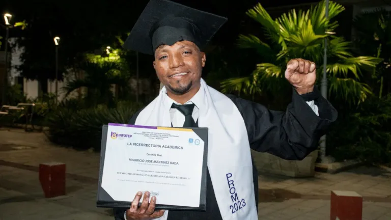 Joven sobreviviente de la 'Tragedia de Tasajeras' se gradúa gracias a becas del Magdalena