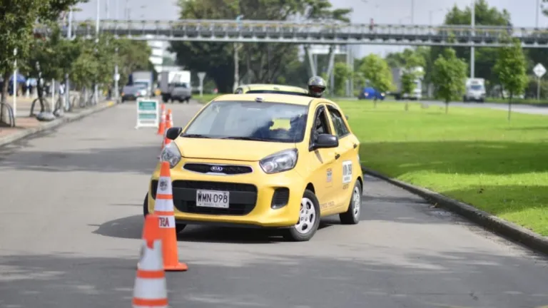 Gremio de taxistas en Bogotá se divide por paros programados