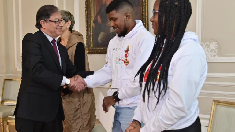 Presidente Petro condecoró al 'Team Robotics' del Pacífico y anunció que colegios recibirán formación en programación   