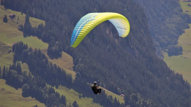 Volar en parapente: recomendaciones y seguridad