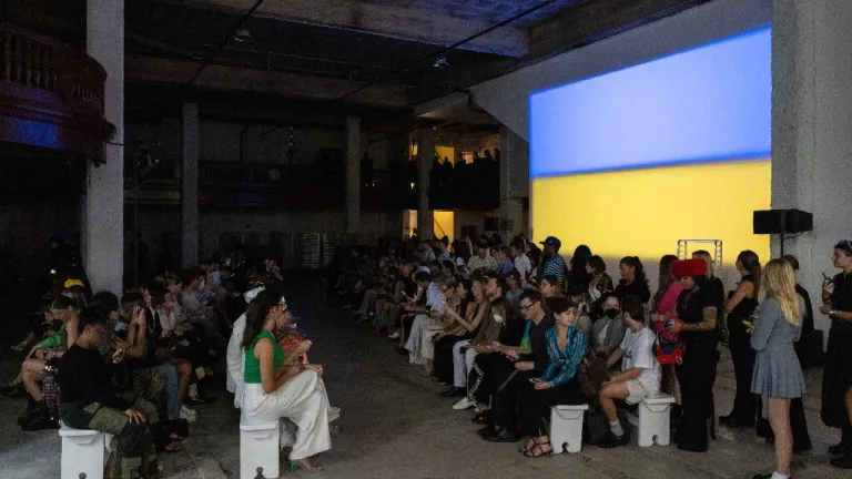 Diseñadora ucraniana evoca el dolor de la guerra en desfile de moda en Nueva York