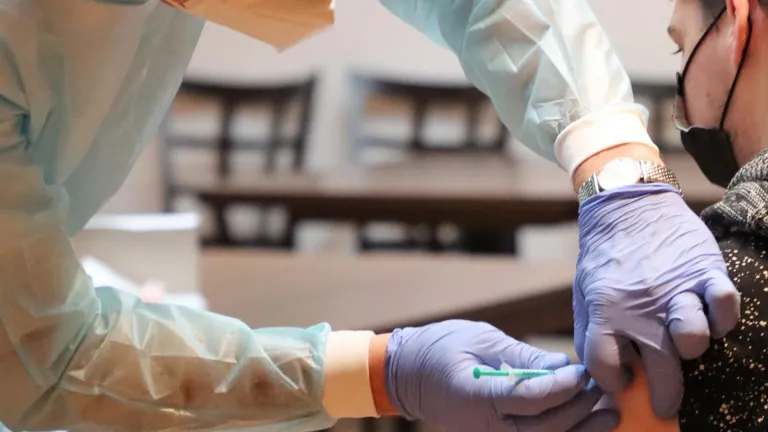 Vacunación Covid Colombia: cuarta dosis para personas de 12 a 49 años bajo criterio médico