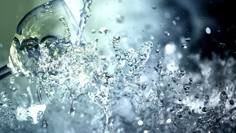 ¿Cuáles serán los topes y multas por consumo de agua en Colombia?