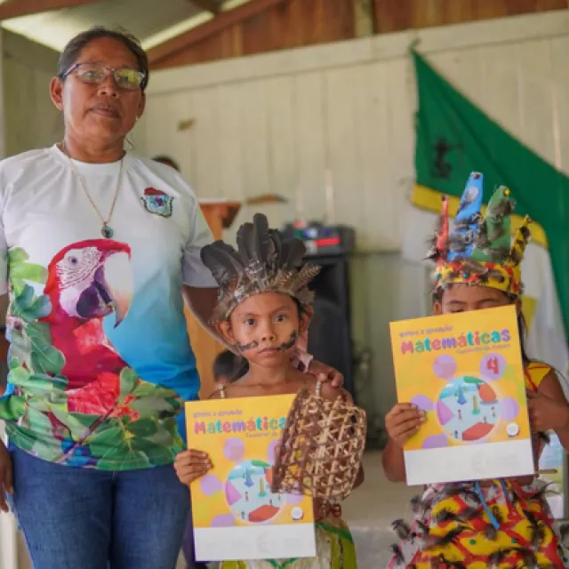 Entrega de libros en el Amazonas 