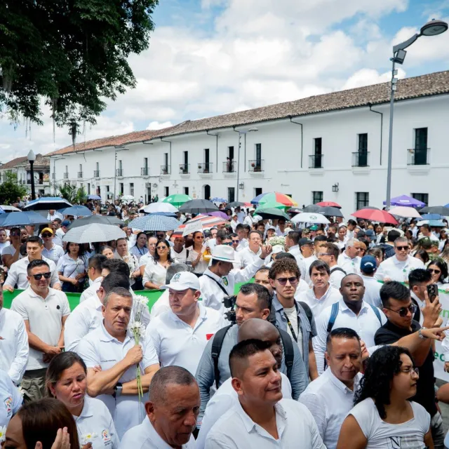 Más de mil ciudadanos de diferentes zonas del departamento se reunieron en el Parque Caldas de Popayán en un llamado generalizado por la paz en la región. 