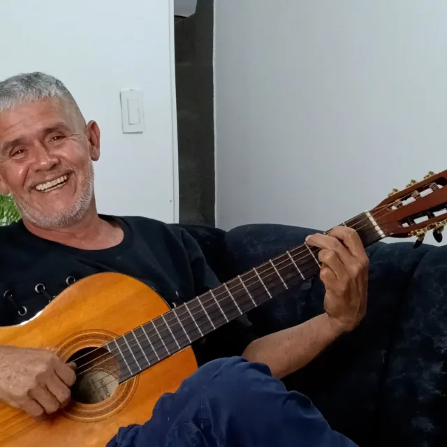 Benjamín Franklin Navarro: el ocañero que forja música, metal y justicia desde su taller
