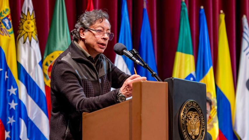 El primer mandatario aseguró que esos recursos fueron destinados a atender la crisis climática en las poblaciones vulnerables del Caribe. Además, volvió a cuestionó las altas tasas de interés. 