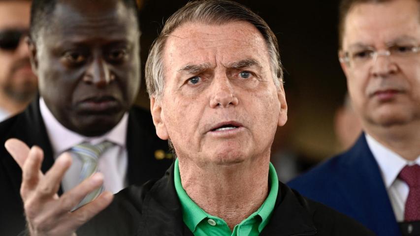 Jair Bolsonaro, obligado a usar tobillera electrónica
