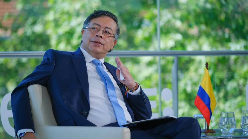 Petro advierte riesgos de volver a energías fósiles