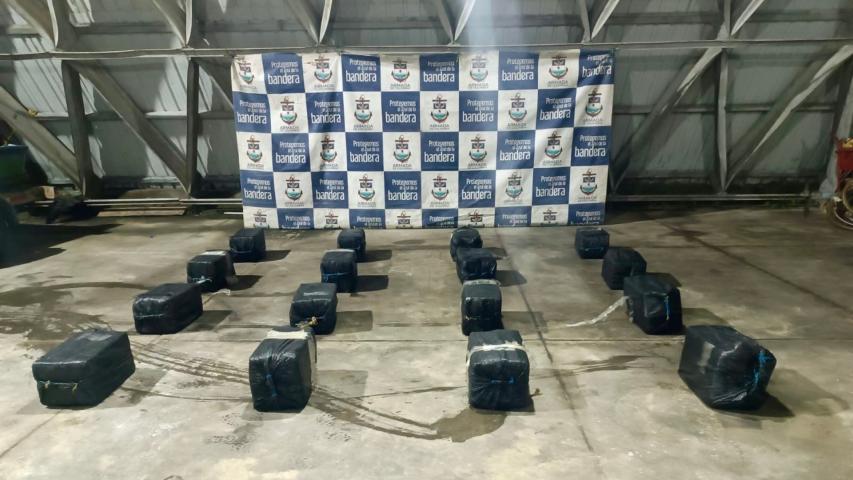 Armada intercepta lancha con 413 kg de cocaína