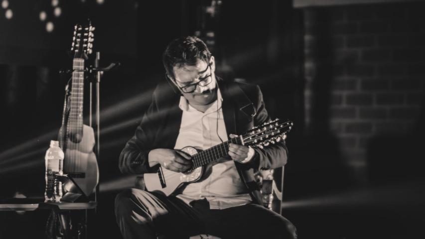 “Insular”, el álbum de Luis Carlos Portilla que fusiona charango, neurociencia y emociones