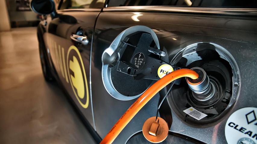 El presidente Petro destaca el avance de los vehículos eléctricos en Colombia