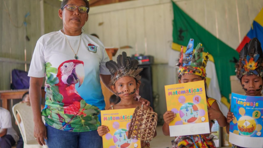 Entrega de libros en el Amazonas 