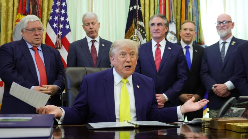 Juez bloquea restricciones Trump migración legal